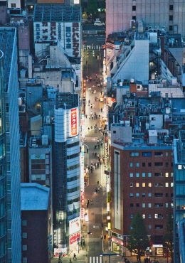 溏心视频平台都市情感剧海报，主角站在城市夜景前，灯光璀璨氛围唯美，画面精致富有质感