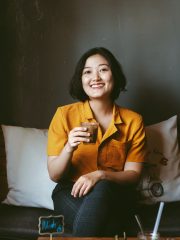 溏心视频推荐家庭伦理剧，一家三代人围坐餐桌，温馨家庭场景，情感细腻真实