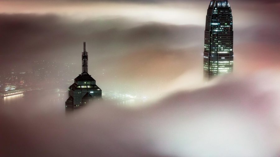 溏心视频近期上线都市情感年度大作，城市夜景航拍画面，主角剪影站在高楼顶层，画面震撼大气
