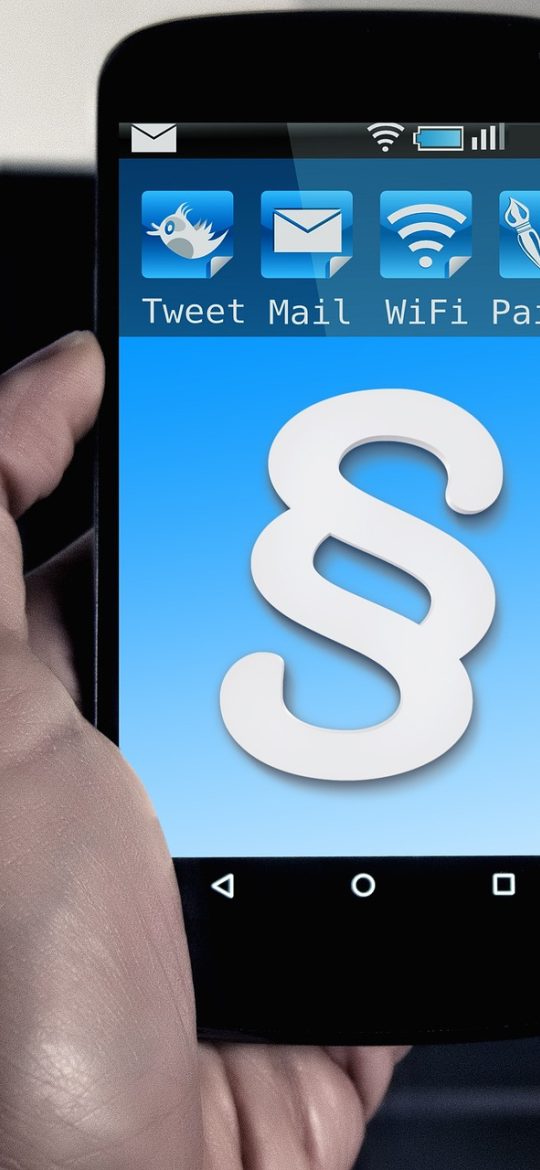 溏心视频 App 播放界面截图，画面居中显示，下方是进度条与清晰度切换按钮，右下角有投屏图标